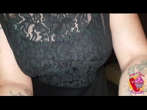 ❤️ La germanastra cachonda li fa una mamada i espanyola ❤ Vídeo de merda a nosaltres ❤
