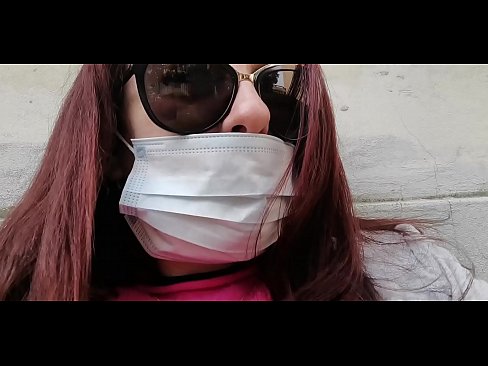 ❤️ Nicoletta es venja del seu veí i fa pipí al seu garatge (Quarentena italiana especial Covid19) ❤ Vídeo de merda a nosaltres ❤