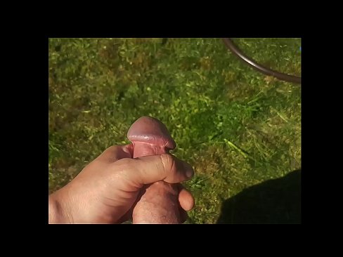 ❤️ Una guapa calenta es folla el seu cony rosa i es corre amb un esquitxat en un jardí d'estiu ❤ Vídeo de merda a nosaltres ❤