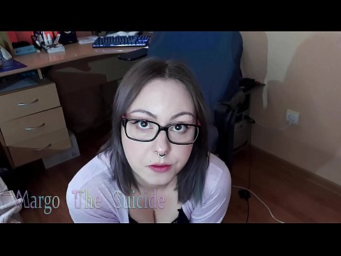 ❤️ Noia sexy amb ulleres xucla un consolador profundament davant la càmera ❤ Vídeo de merda a nosaltres ❤
