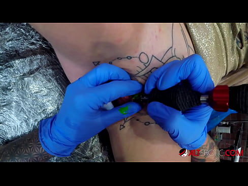 ❤️ La bomba Sully Savage, molt tatuada, es va tatuar al clítoris ❤ Vídeo de merda a nosaltres ❤