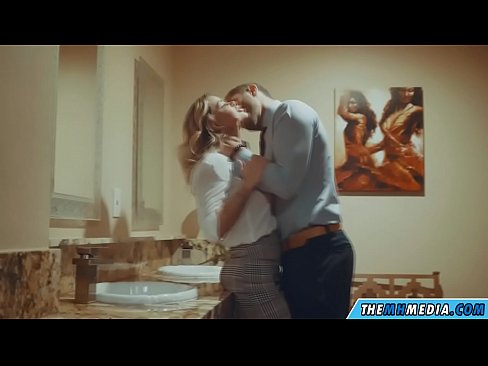 ❤️ Quan una rossa tetona et sedueix en un lavabo públic ❤ Vídeo de merda a nosaltres ❤